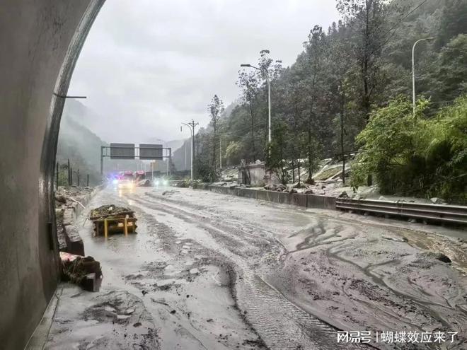 Kaiyun体育网站：晨曦惊变：京昆高速雅泸段遭遇泥石流两百余辆滞留车辆安全出站(图3)